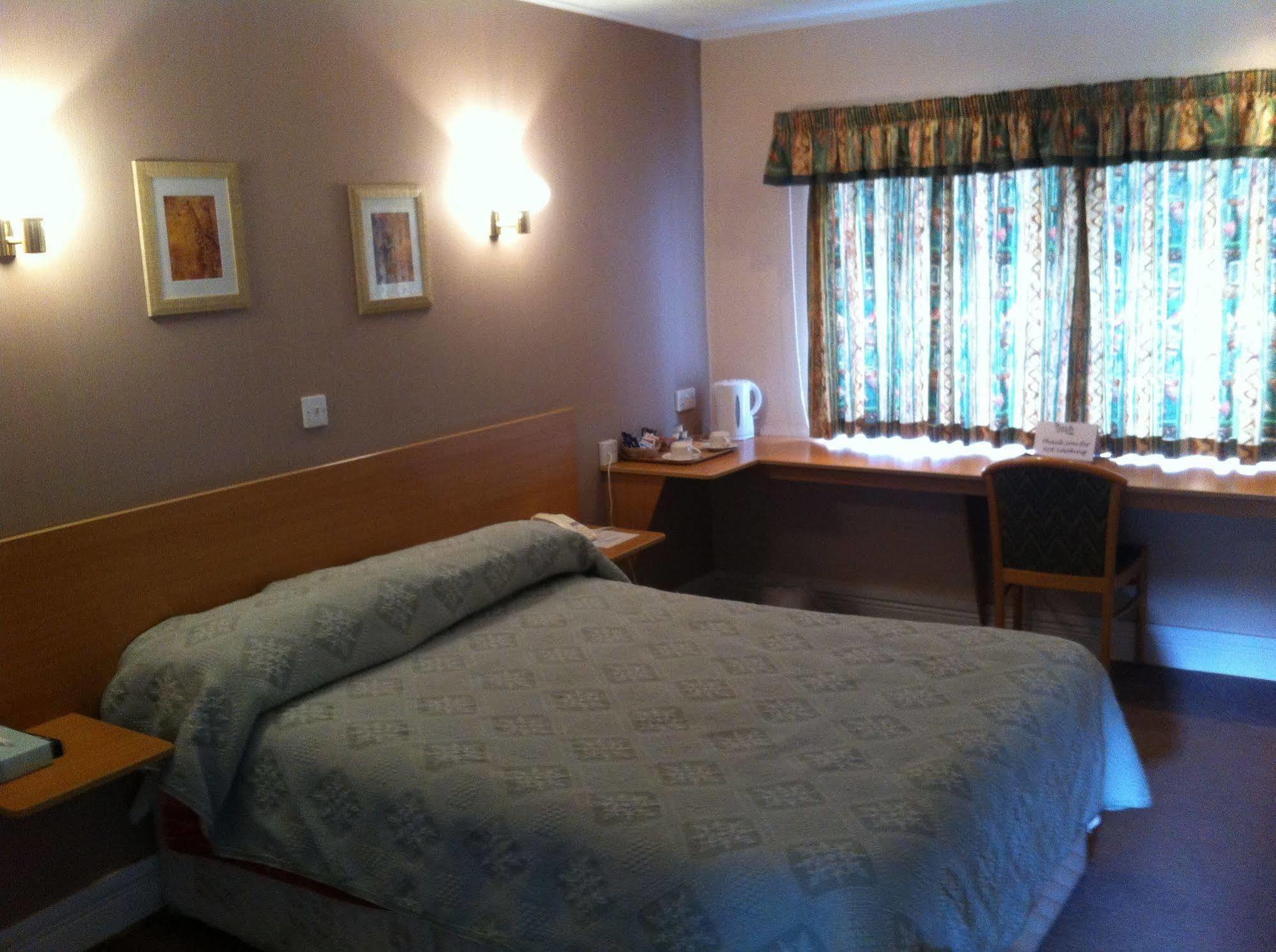 The Town & Country Lodge Dundry Екстер'єр фото