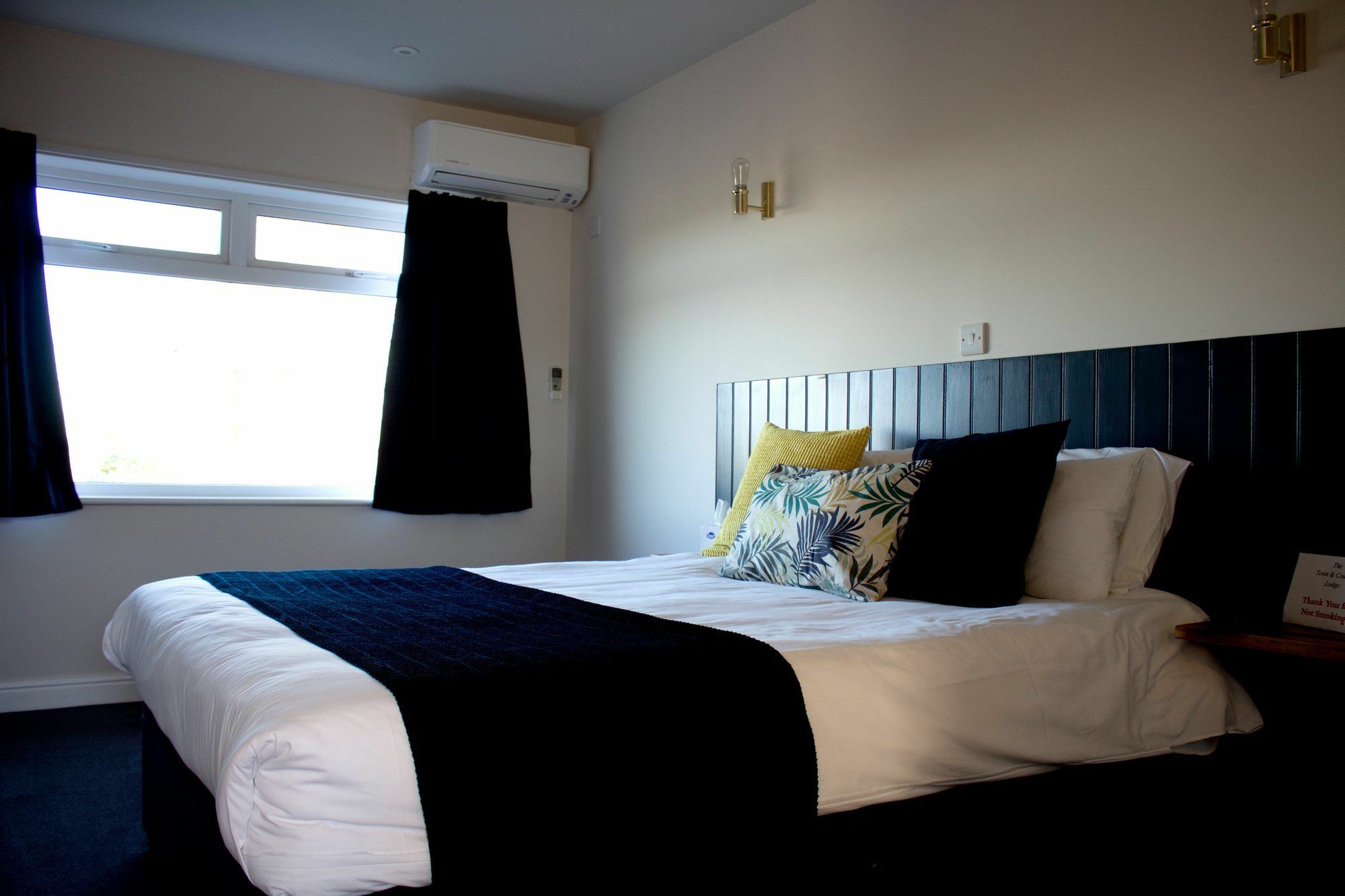 The Town & Country Lodge Dundry Екстер'єр фото